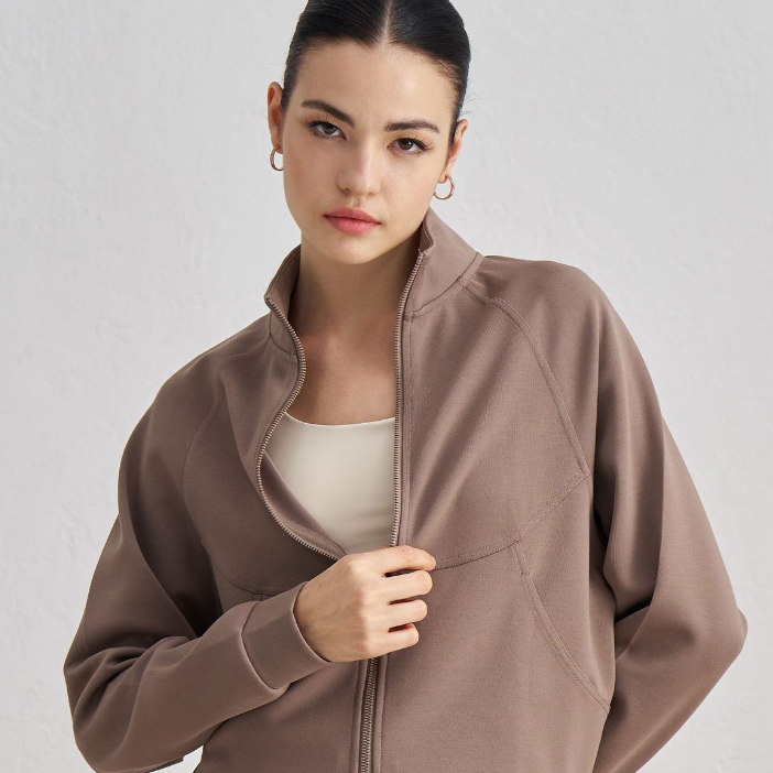 Stand-up collar sport coat with long sleeves