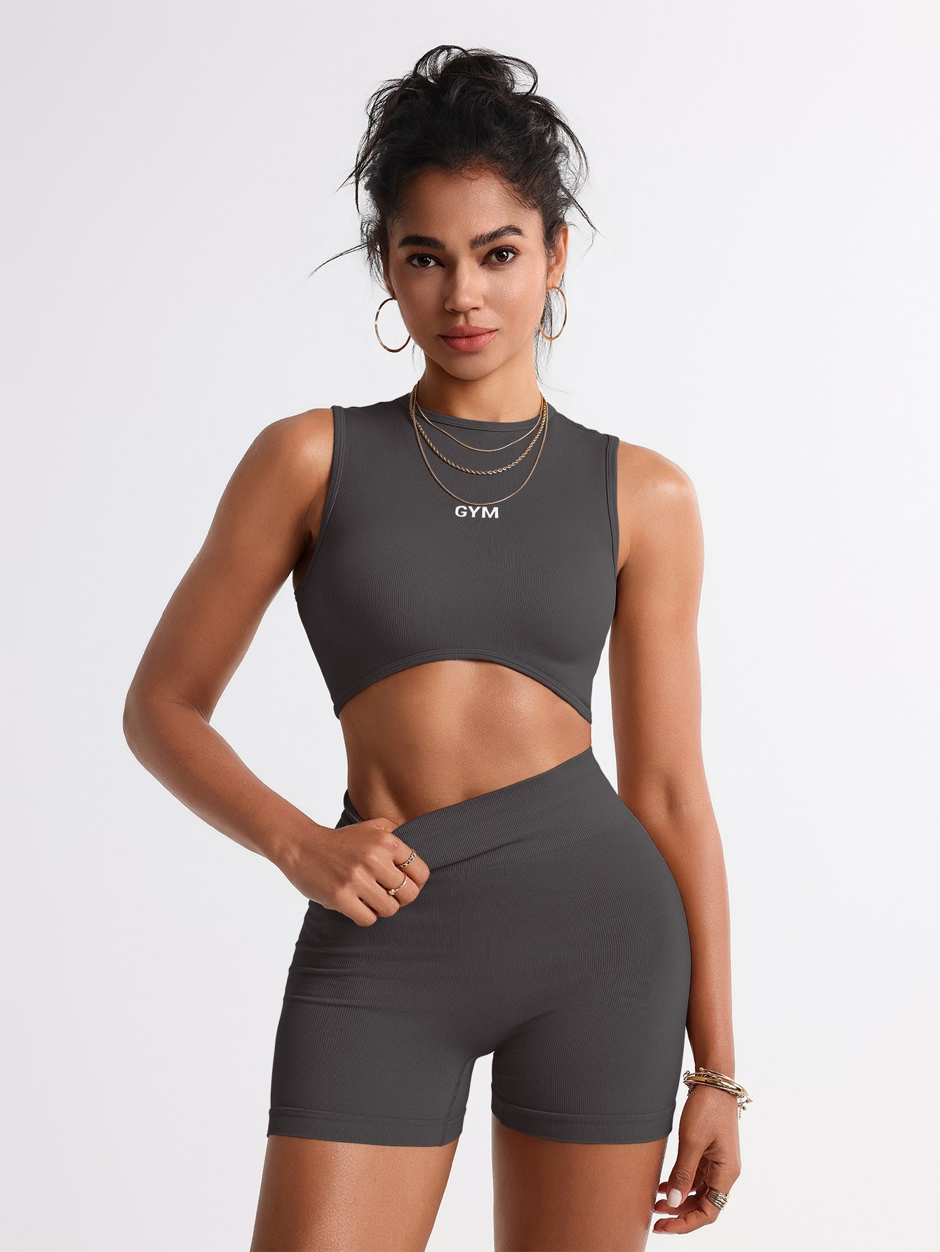 Seamless tight yoga wear set for women to tuck in the abdomen, wearing a running sports vest and peach-buttock shorts